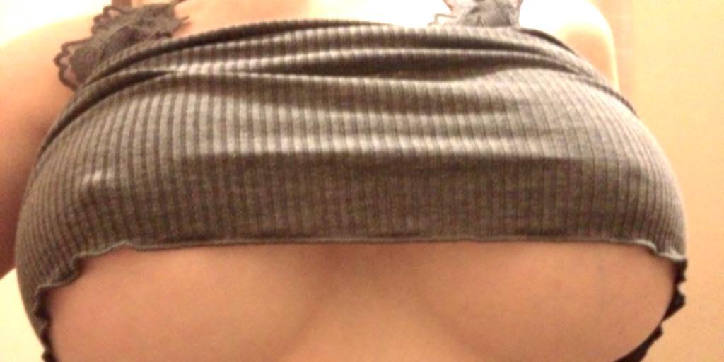 Faste bryster der kigger ud under trøjen – Galleri