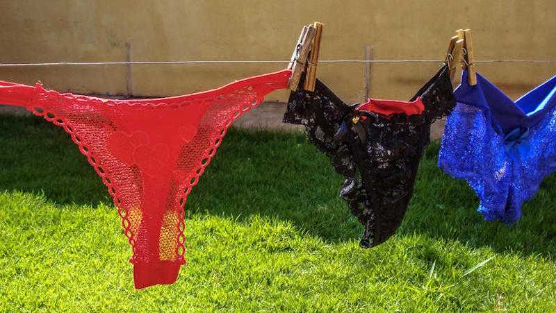 sexet undertøj lingeri på tørresnor hos svigerdatter