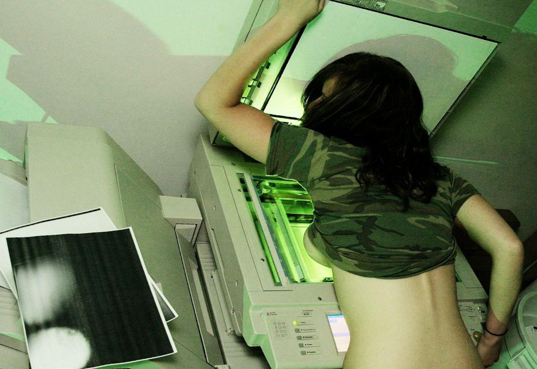 De frækkeste bryst-kopier taget i kopimaskine billede