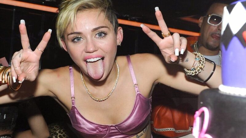 Miley Cyrus giver et blowjob på scenen!