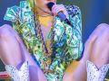 Miley-Cyrus-Crotch-Grabbing-Show-in-France-03-435x580