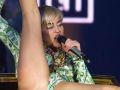 Miley-Cyrus-Crotch-Grabbing-Show-in-France-06-435x580