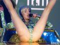 Miley-Cyrus-Crotch-Grabbing-Show-in-France-07-580x435