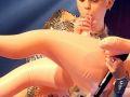 Miley-Cyrus-Gives-an-Oral-Treat-to-a-Blow-Up-Doll-on-Stage-in-London-09-435x580