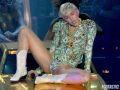 Miley-Cyrus-Grabs-Crotch-During-Bangerz-Tour-Stop-in-Milan-07-580x435