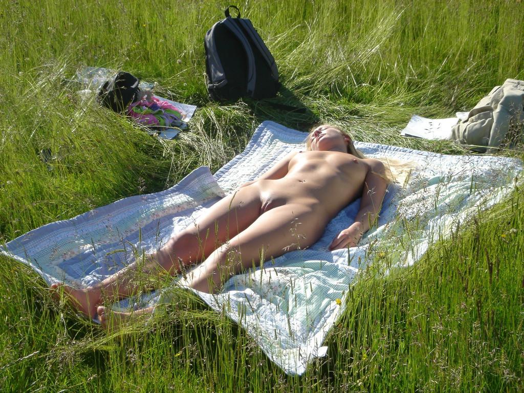 Billeder med Naturister der nyder nøgenhed ude i det fri Sexnyheder, sexhistorier og sexfilm til det danske folk siden 1999