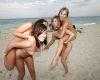 piger pjatter uden bikini pae stranden
