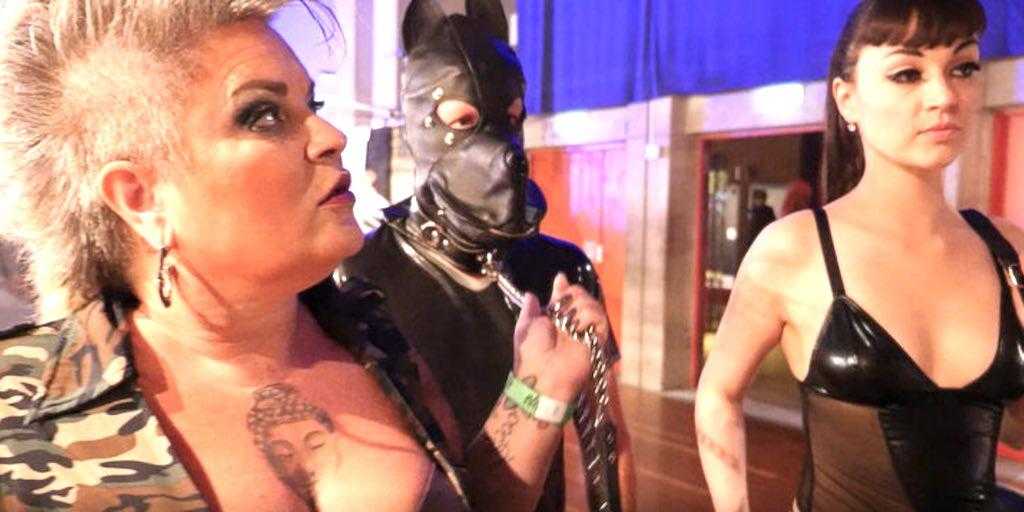 Videotur på sexmesse med Domina Dark
