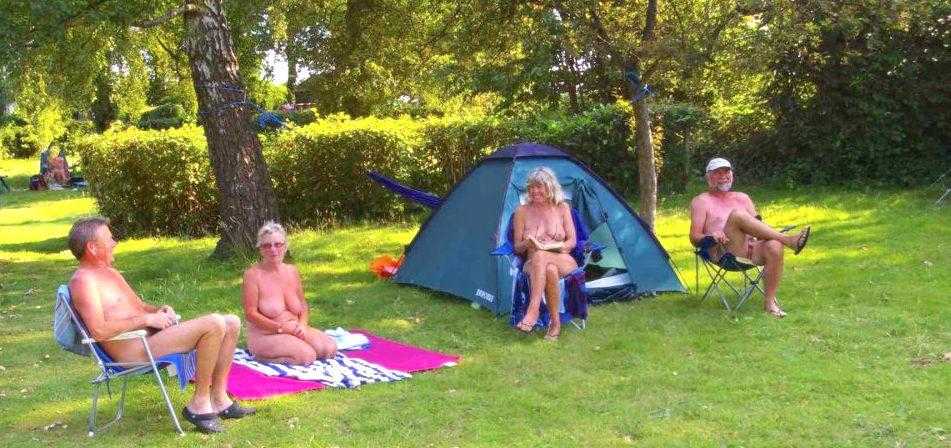 Nøgen ude i det fri og på stranden