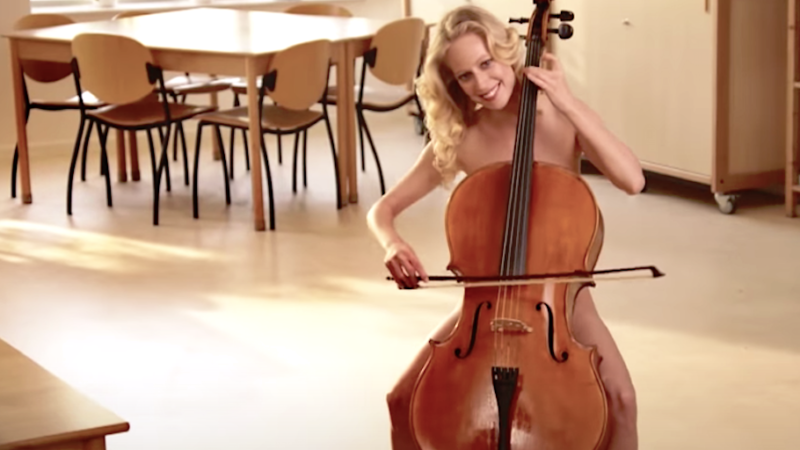 Spiller nøgen på Cello, Violin og klaver – VIDEO
