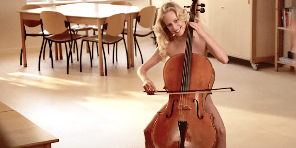 Spiller nøgen på Cello, Violin og klaver – VIDEO