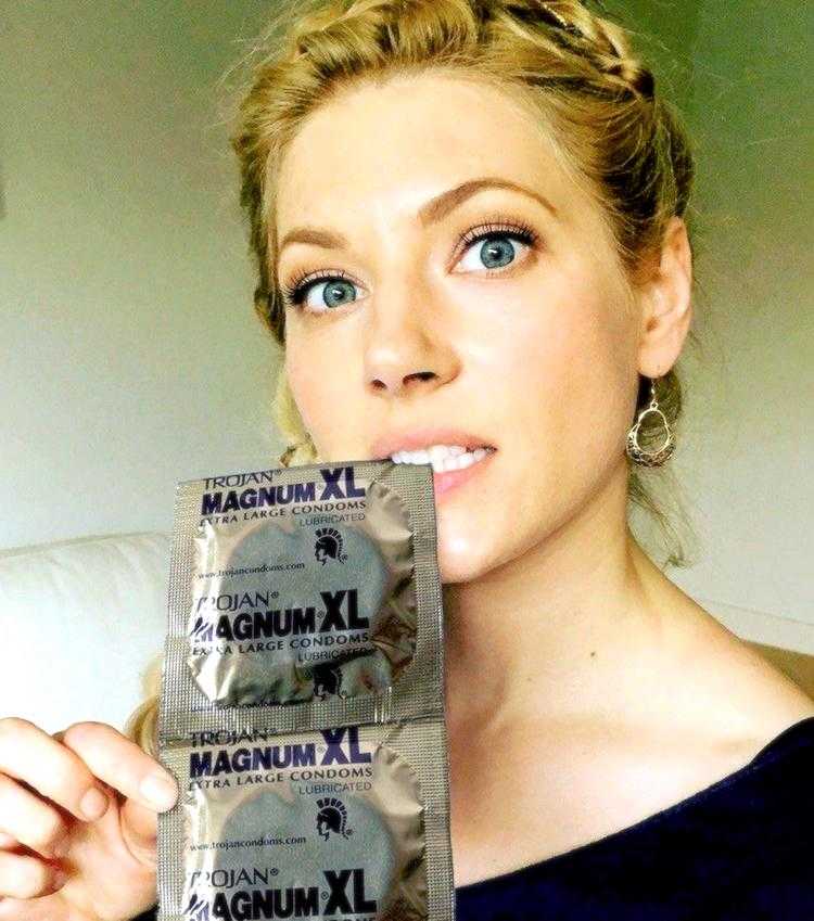 Hun fik et chok da hun så hans kondomer XXL magnum