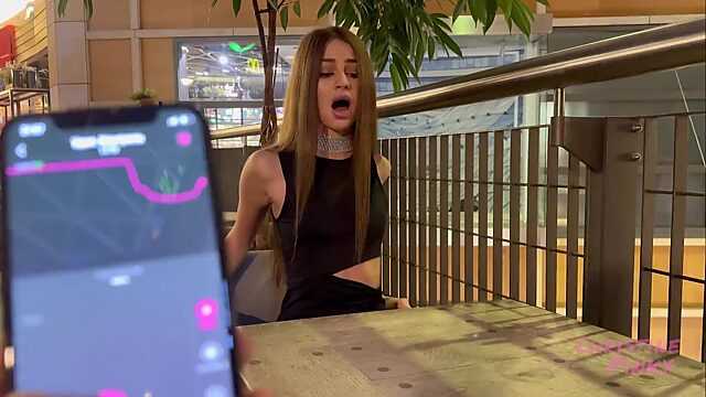 Hun får orgasme mens de er ude at spise på resturant