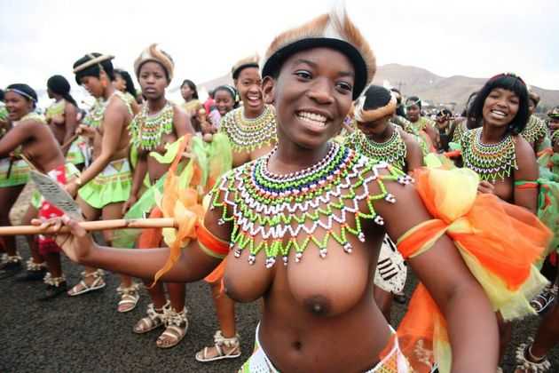 Nøgen afrikaner danser